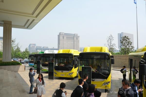 现场展车.jpg 现场展车.jpg