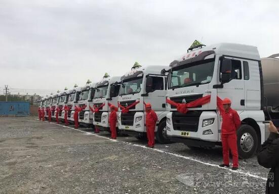 乌苏市华通物流有限公司50台中国重汽汕德卡交付仪式暨产品品鉴会.jpg 乌苏市华通物流有限公司50台中国重汽汕德卡交付仪式暨产品品鉴会.jpg