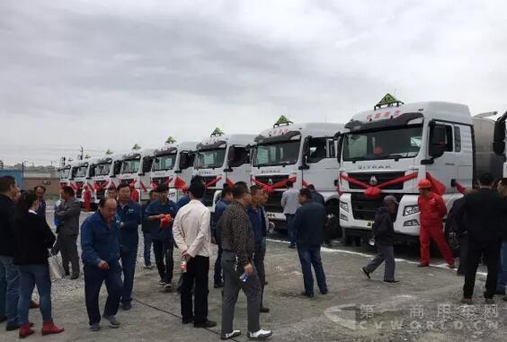 乌苏市华通物流有限公司50台中国重汽汕德卡交付仪式暨产品品鉴会2.jpg 乌苏市华通物流有限公司50台中国重汽汕德卡交付仪式暨产品品鉴会2.jpg