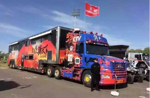 解放长头改装卡车亮相环塔拉力赛现场.png 解放长头改装卡车亮相环塔拉力赛现场.png