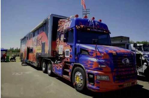 解放长头改装卡车亮相环塔拉力赛现场2.png 解放长头改装卡车亮相环塔拉力赛现场2.png