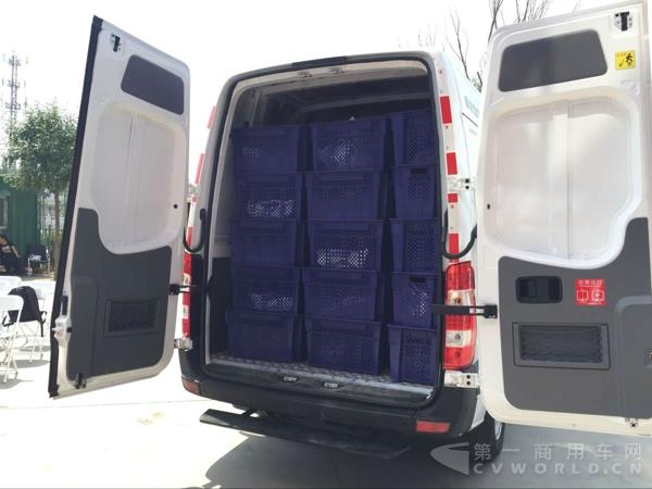 装车完毕 两车实测发车,将绕行北京五环路两圈.jpg 装车完毕 两车实测发车,将绕行北京五环路两圈.jpg