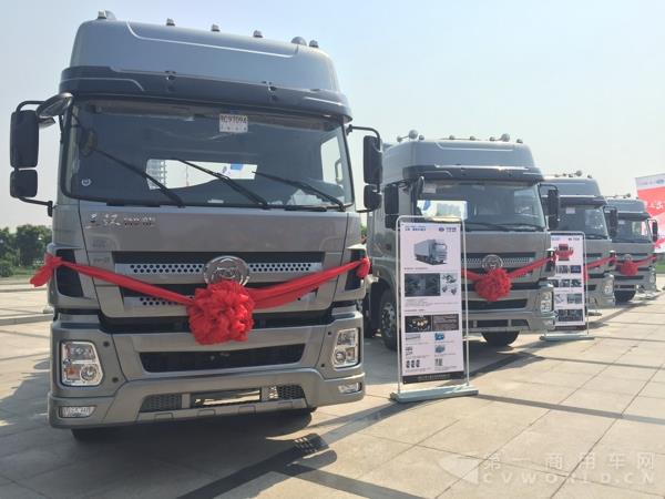 现场展示的御龙S8 6X2牵引车外观及内饰 (2).jpg 现场展示的御龙S8 6X2牵引车外观及内饰 (2).jpg