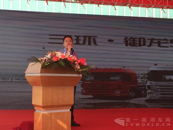 湖北三环十通汽车贸易有限公司总经理田业光为御龙S8做产品讲解.jpg 湖北三环十通汽车贸易有限公司总经理田业光为御龙S8做产品讲解.jpg