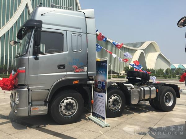 现场展示的御龙S8 6X2牵引车外观及内饰 (5).jpg 现场展示的御龙S8 6X2牵引车外观及内饰 (5).jpg