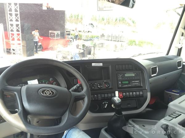 现场展示的御龙S8 6X2牵引车外观及内饰 (10).jpg 现场展示的御龙S8 6X2牵引车外观及内饰 (10).jpg