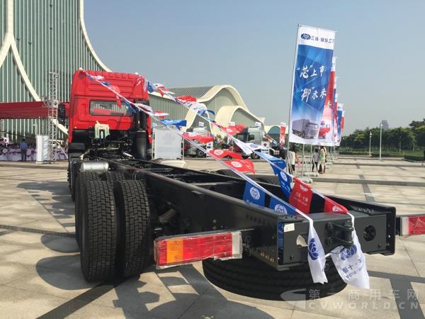 现场展示的御龙S8 8X4载货车外观及内饰 (12).jpg 现场展示的御龙S8 8X4载货车外观及内饰 (12).jpg