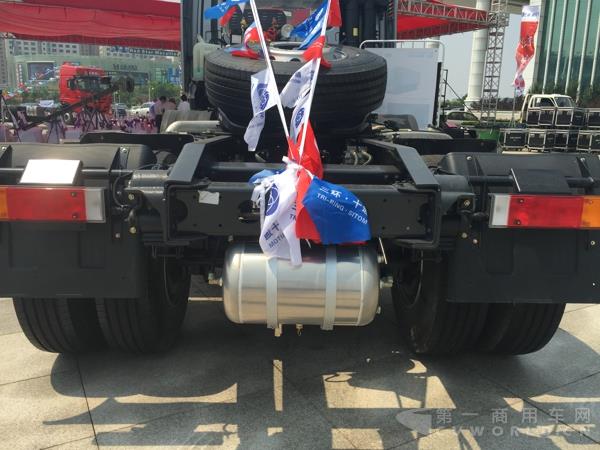 现场展示的御龙S8 6X2牵引车外观及内饰 (21).jpg 现场展示的御龙S8 6X2牵引车外观及内饰 (21).jpg