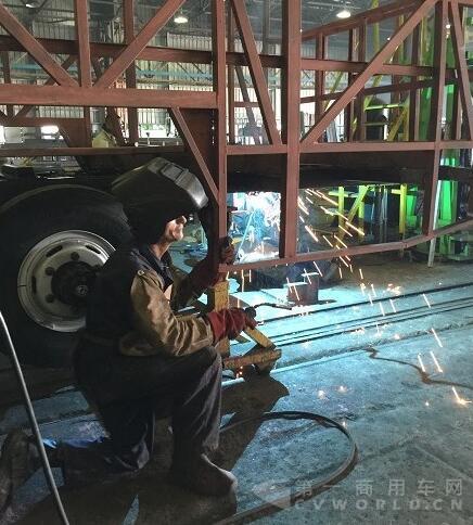 焊装生产车间内 4.jpg 焊装生产车间内 4.jpg