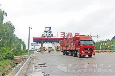 依旧使用动态秤的三角城收费站。.jpg 依旧使用动态秤的三角城收费站。.jpg