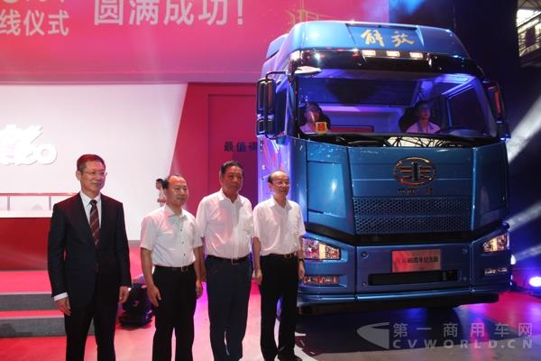 嘉宾与解放卡车60周年纪念版合影.jpg 嘉宾与解放卡车60周年纪念版合影.jpg