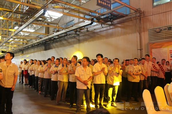 出席解放卡车60周年华诞的员工代表.jpg