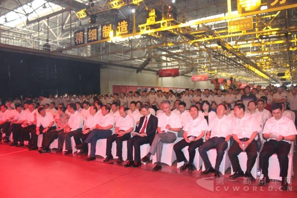 出席解放卡车60周年华诞的嘉宾和员工代表.jpg