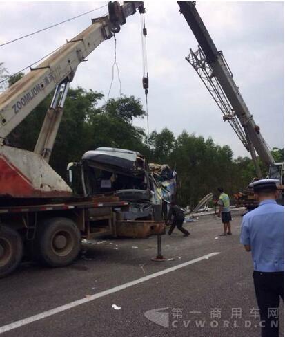 广昆高速一辆大客车翻车 已10死32伤(图).jpg 广昆高速一辆大客车翻车 已10死32伤(图).jpg