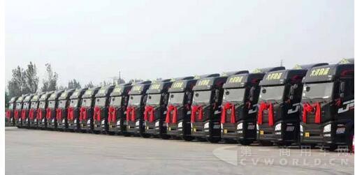 100辆解放JH6危化品车交付东营用户.jpg 100辆解放JH6危化品车交付东营用户.jpg