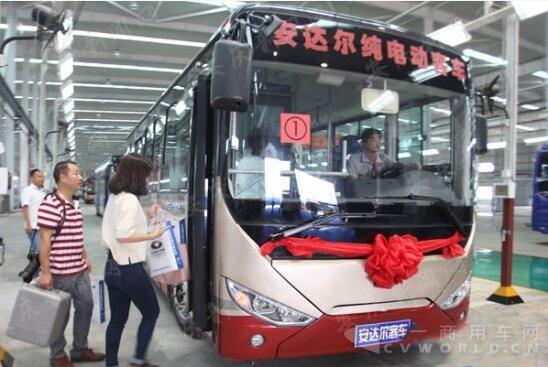 安庆安达尔新能源汽车正式下线.jpg 安庆安达尔新能源汽车正式下线.jpg