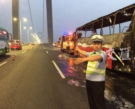 警方通报润扬大桥客车失火 起火或因发动机故障引发.jpg 警方通报润扬大桥客车失火 起火或因发动机故障引发.jpg