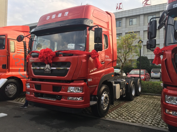 现场展示超轻版斯太尔380马力D7B 6×4牵引车 (1).jpg 现场展示超轻版斯太尔380马力D7B 6×4牵引车 (1).jpg