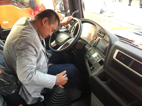 沭阳用户体验汕德卡牵引车.jpg 沭阳用户体验汕德卡牵引车.jpg