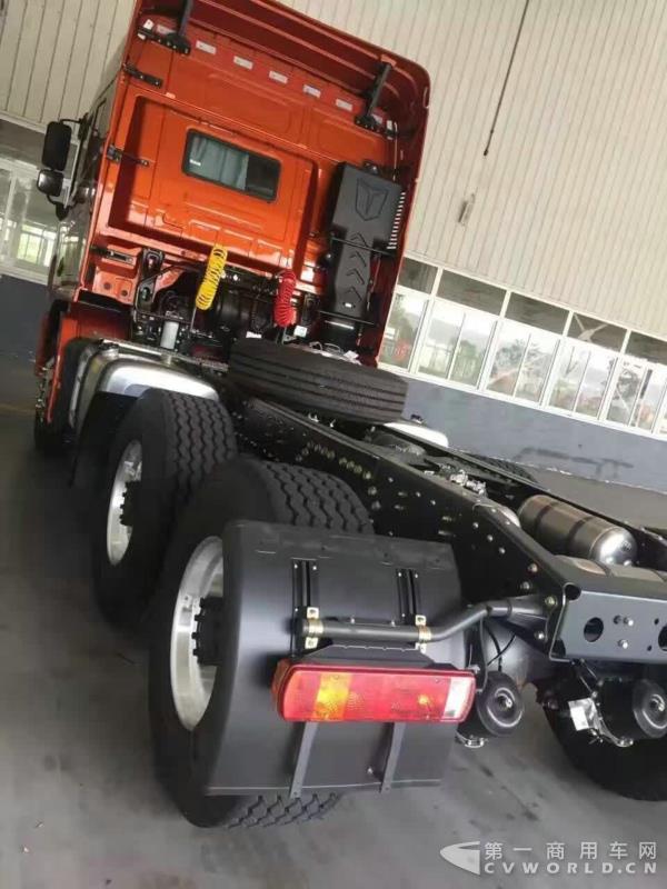 6X4超级轻量化单胎牵引车.JPG 6X4超级轻量化单胎牵引车.JPG
