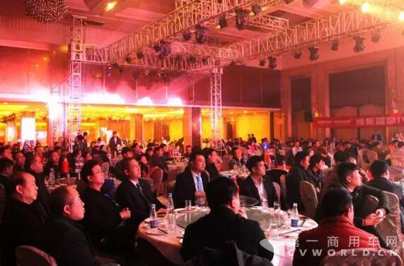 徐工重卡河南平顶山举行答谢会 现场签单60余辆.jpg 徐工重卡河南平顶山举行答谢会 现场签单60余辆.jpg