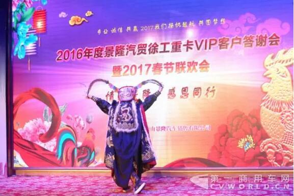 徐工重卡河南平顶山举行答谢会 现场签单60余辆3.jpg 徐工重卡河南平顶山举行答谢会 现场签单60余辆3.jpg