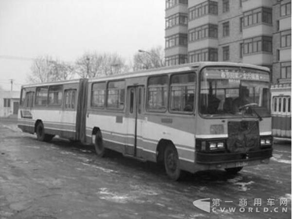 华龙客车.jpg 华龙客车.jpg