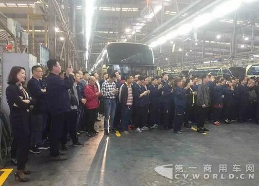 豪华大巴.jpg 豪华大巴.jpg