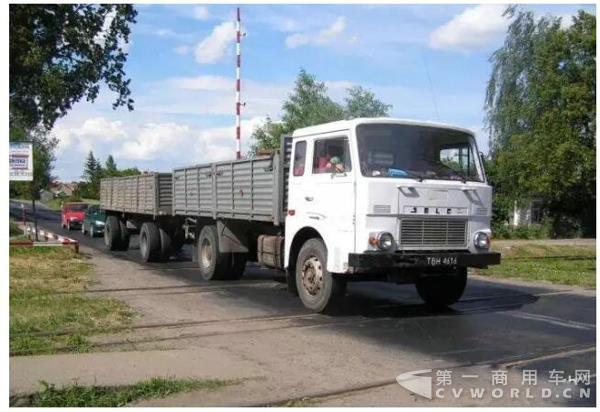 三面自卸车2.jpg 三面自卸车2.jpg