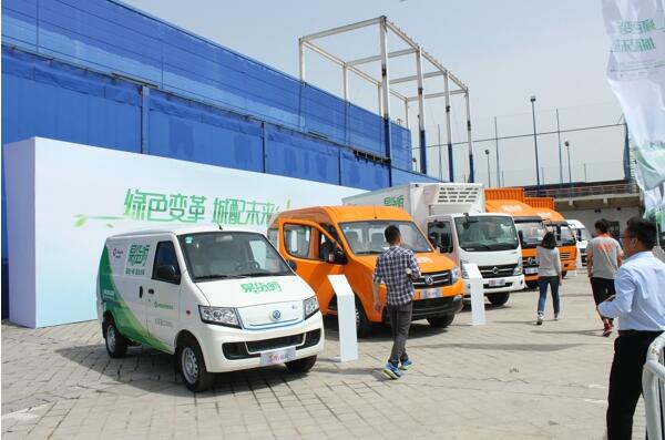 现场展车.jpg 现场展车.jpg
