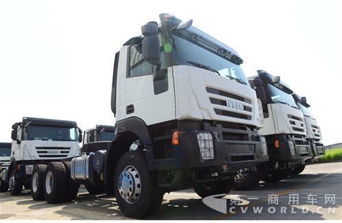 上汽红岩出口车.jpg 上汽红岩出口车.jpg