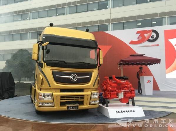 东风天龙旗舰和ISZ柴油发动机.jpg 东风天龙旗舰和ISZ柴油发动机.jpg