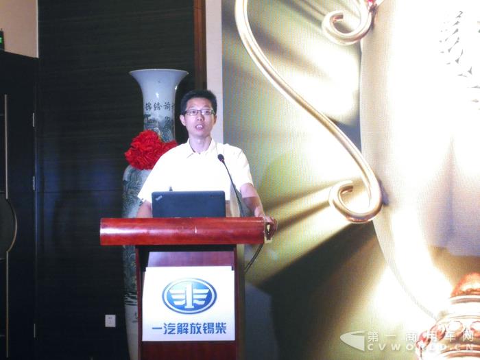 一汽解放汽车有限公司无锡柴油机厂销售公司总经理助理杨洋做比赛讲解.jpg 一汽解放汽车有限公司无锡柴油机厂销售公司总经理助理杨洋做比赛讲解.jpg