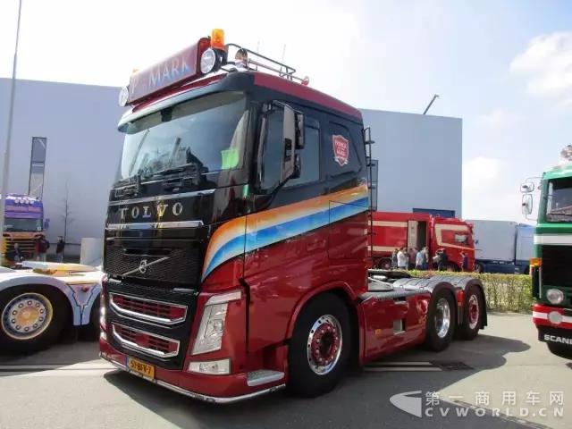 2013年达夫XF 460。与本文中展示的其它许多拖头一样,它采用可提升的转向二桥。.jpg