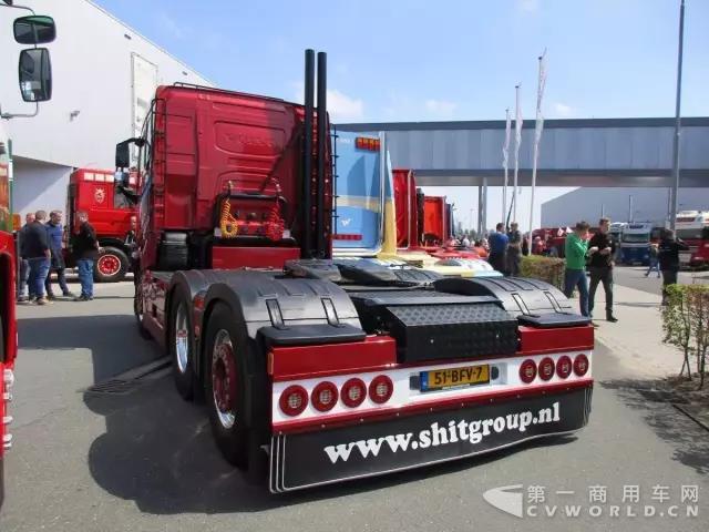 2013年达夫XF 460。与本文中展示的其它许多拖头一样,它采用可提升的转向二桥。1.jpg