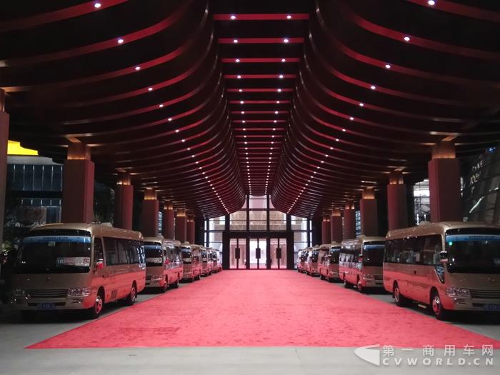 1 在厦门金砖主会场外等待各国总统的金旅考斯特.jpg 1 在厦门金砖主会场外等待各国总统的金旅考斯特.jpg