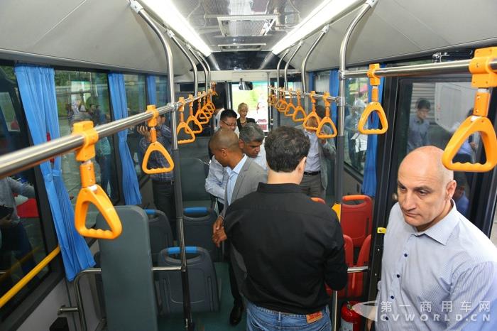 斯堪尼亚全球经销商参观TRANSIT巴士.jpg 斯堪尼亚全球经销商参观TRANSIT巴士.jpg