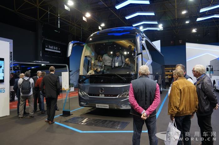 2 NAVIGATOR领航者大型豪华客车吸引了各地客户的关注.jpg 2 NAVIGATOR领航者大型豪华客车吸引了各地客户的关注.jpg