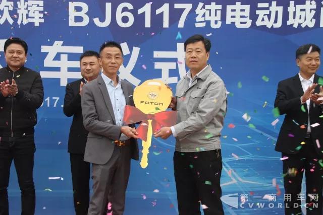 福田欧辉绿色品质客车交付上海惠友公司!.jpg 福田欧辉绿色品质客车交付上海惠友公司!.jpg