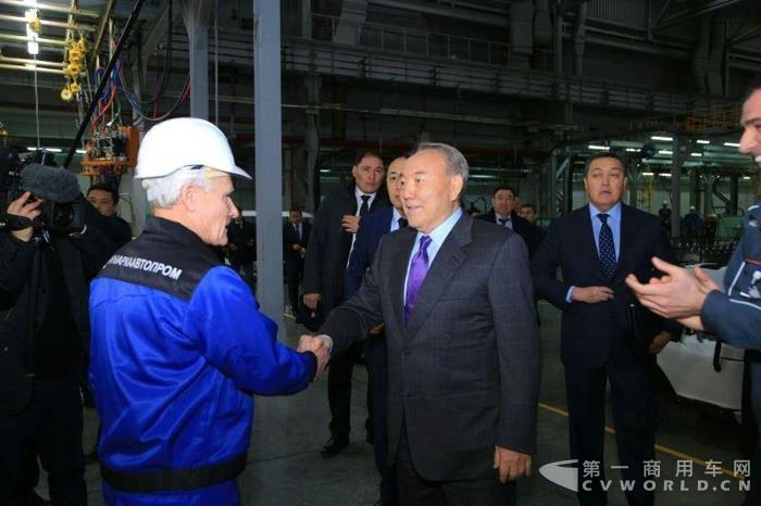 哈萨克斯坦总统纳扎尔巴耶夫视察江淮汽车项目.jpg 哈萨克斯坦总统纳扎尔巴耶夫视察江淮汽车项目.jpg