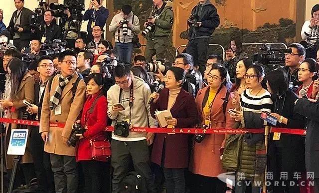 走在“代表通道”上的王建清为“蓝领”代言.jpg 走在“代表通道”上的王建清为“蓝领”代言.jpg