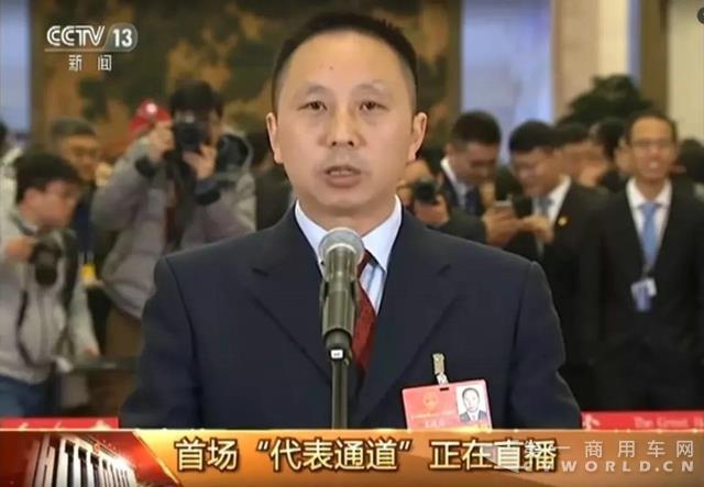 走在“代表通道”上的王建清为“蓝领”代言1.jpg 走在“代表通道”上的王建清为“蓝领”代言1.jpg