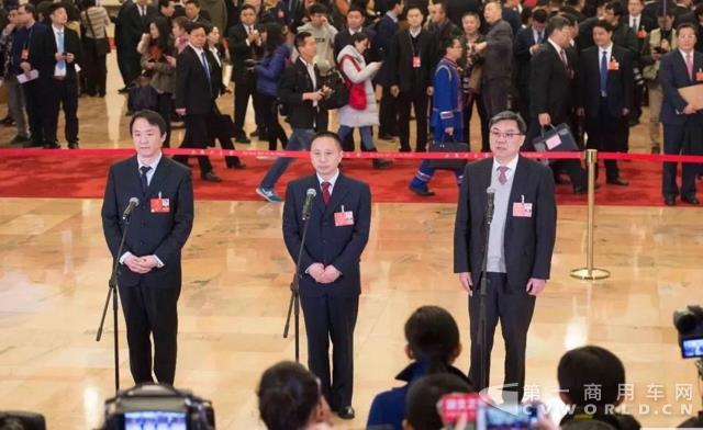 走在“代表通道”上的王建清为“蓝领”代言2.jpg 走在“代表通道”上的王建清为“蓝领”代言2.jpg