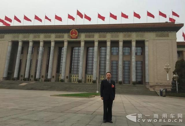 走在“代表通道”上的王建清为“蓝领”代言4.jpg 走在“代表通道”上的王建清为“蓝领”代言4.jpg