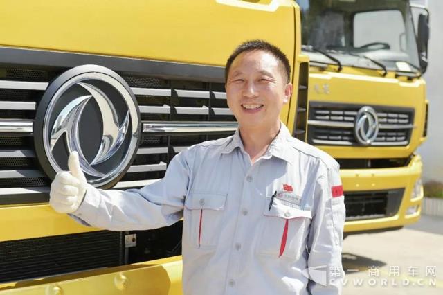 走在“代表通道”上的王建清为“蓝领”代言5.jpg 走在“代表通道”上的王建清为“蓝领”代言5.jpg