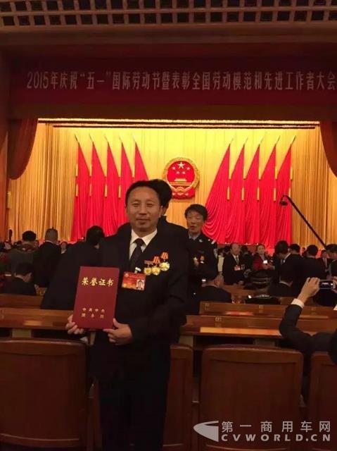 走在“代表通道”上的王建清为“蓝领”代言6.jpg 走在“代表通道”上的王建清为“蓝领”代言6.jpg