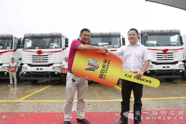 30台搅拌车惠州交车,“限时服务承诺”为用户保驾护航!1.jpg 30台搅拌车惠州交车,“限时服务承诺”为用户保驾护航!1.jpg