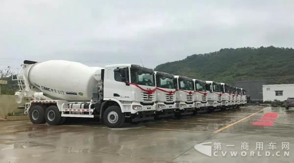 30台搅拌车惠州交车,“限时服务承诺”为用户保驾护航!4.jpg 30台搅拌车惠州交车,“限时服务承诺”为用户保驾护航!4.jpg