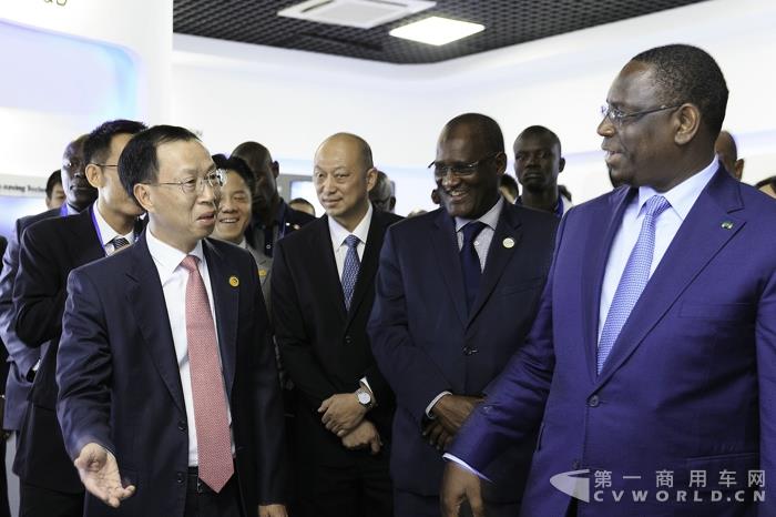 海格客车总经理黄书平与塞内加尔总统萨勒亲切交流.jpg 海格客车总经理黄书平与塞内加尔总统萨勒亲切交流.jpg