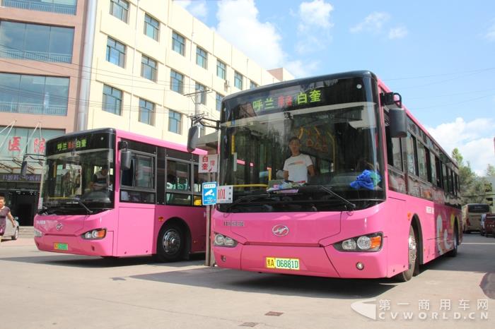 等待发车的海格客车.jpg 等待发车的海格客车.jpg